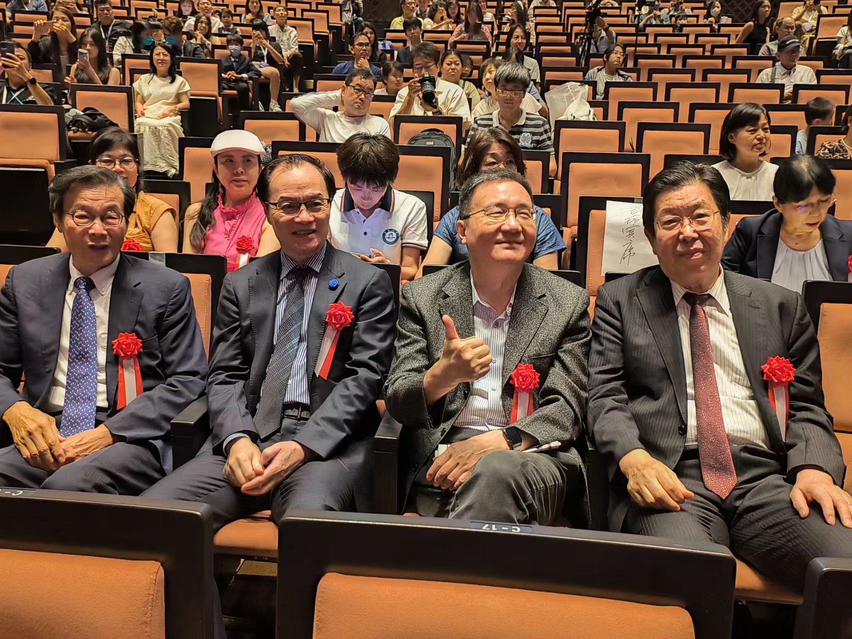 摄影作品《盛会落座》：会场前排就座的嘉宾与满场观众