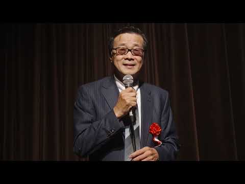 张述洲手持话筒在舞台上朗诵（视频封面）